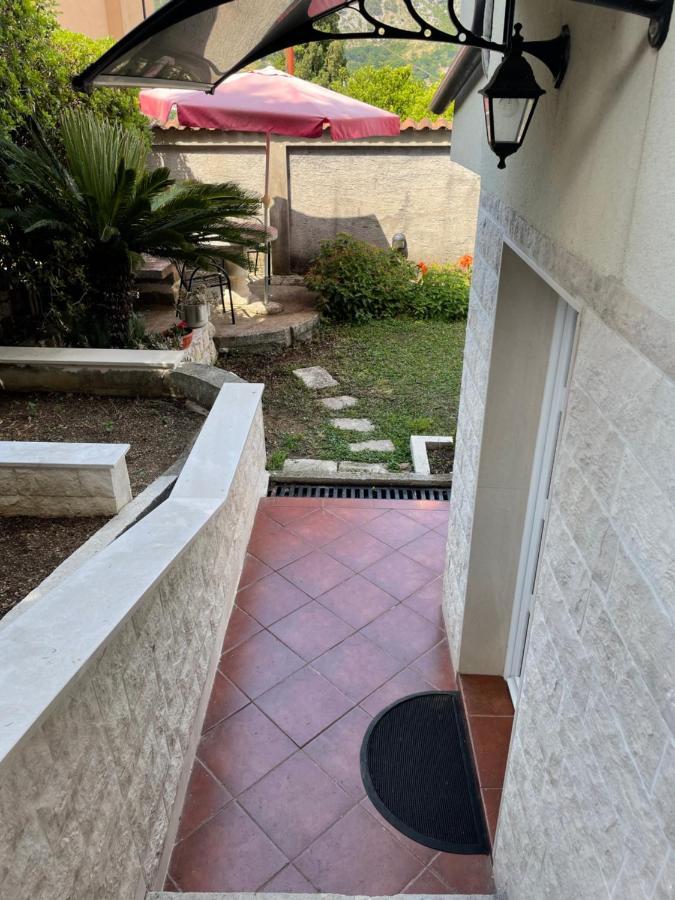 Apartment Garden Котор Екстер'єр фото